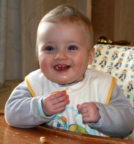 Maya mange son biscuit