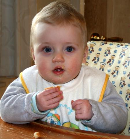 Maya mange son biscuit toute seule