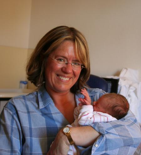 Maya, 2 jours, et sa grand-m�re