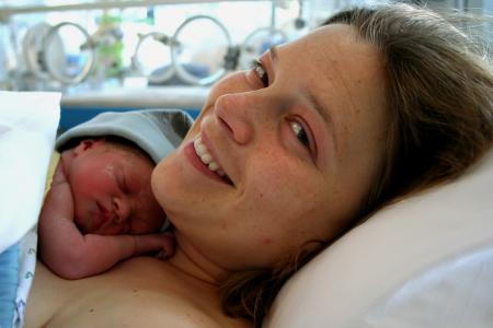 Maya et sa maman St�phanie, une heure apr�s sa naissance