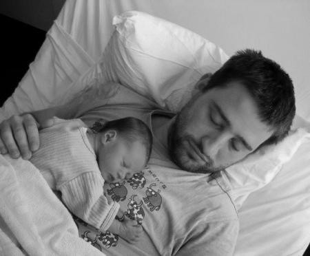 Maya, 2 jours, endormie avec son papa Christophe