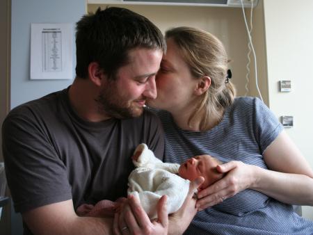 Maya, 5 jours, avec ses parents St�phanie et Christophe