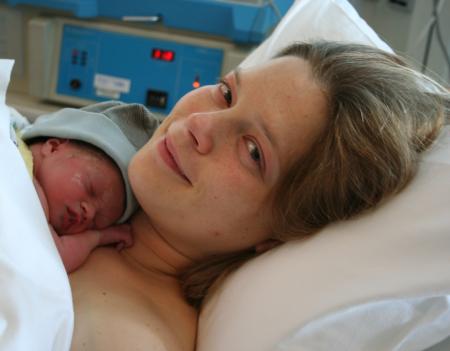 Maya et  sa maman St�phanie, une heure apr�s sa naissance