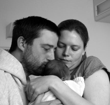 Maya, 5�me jour, avec ses parents St�phanie et Christophe