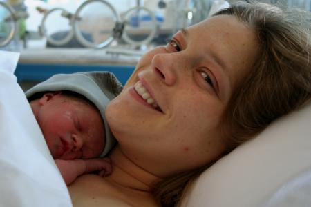 Maya et sa maman St�phanie, une heure apr�s sa naissance