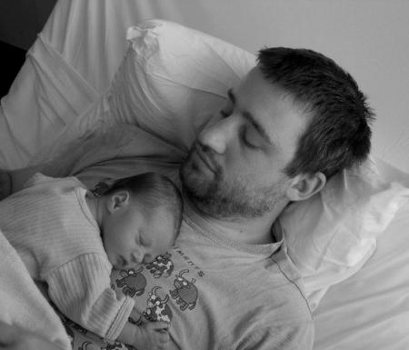Maya, 2 jours, endormie avec son papa Christophe