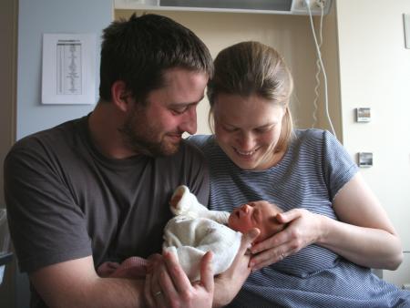 Maya, 5 jours, avec ses parents St�phanie et Christophe