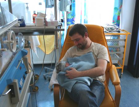 Maya, une heure apr�s sa naissance,  avec son papa  Christophe