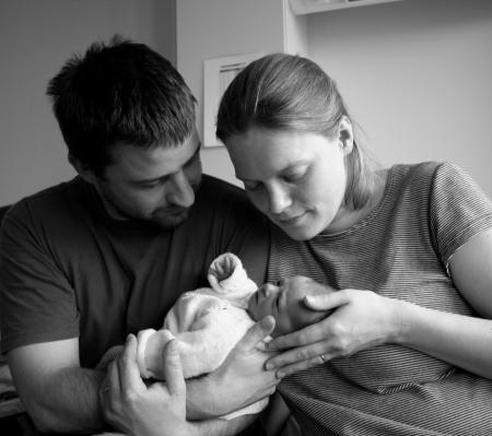 Maya, 5�me jour, avec ses parents St�phanie et Christophe