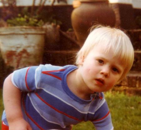 St�phanie � 2 ans avec le m�me T shirt !!!