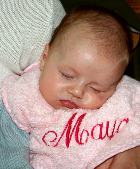 Maya s'endort dans les bras de Maman